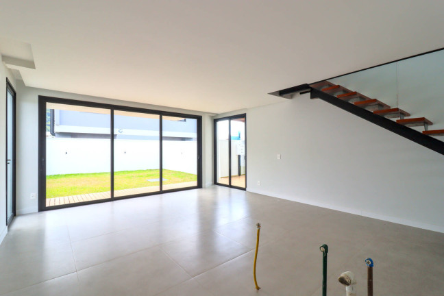 Imagem Casa com 3 Quartos à Venda, em Rio Tavares - Florianópolis Imagem Casa com 3 Quartos à Venda, em Rio Tavares - Florianópolis