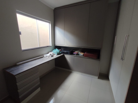 Imagem Imóvel com 
            	3             Quartos à Venda, 275 m² em 
            	Jardim Canedo 1             - 
            	Senador Canedo            