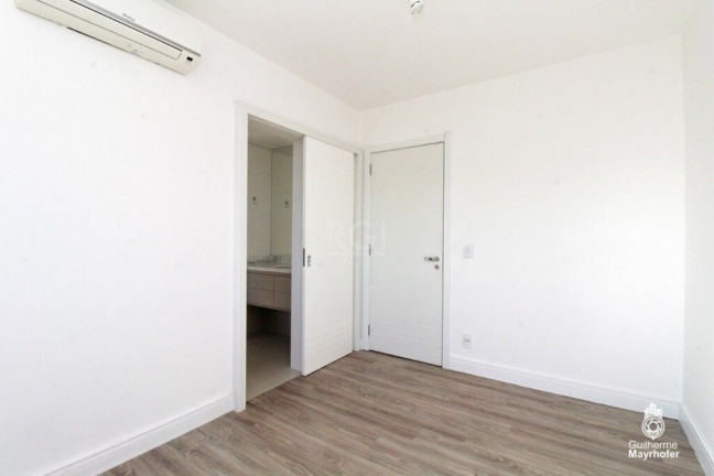 Imagem Imóvel com 4 Quartos à Venda, 159 m² em Menino Deus - Porto Alegre Imagem Imóvel com 4 Quartos à Venda, 159 m² em Menino Deus - Porto Alegre
