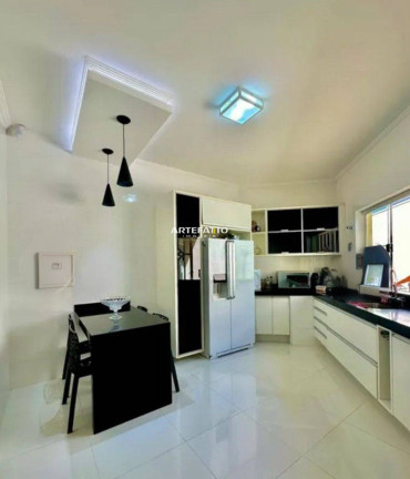 Imagem Casa com 3 Quartos à Venda, 260 m² Imagem Casa com 3 Quartos à Venda, 260 m²
