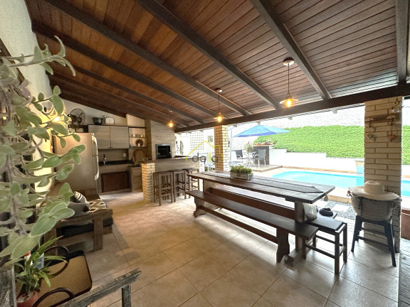 Casa com 3 Quartos à Venda, 132 m² em Santo Antônio - Joinville