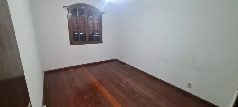 Imagem Casa com 6 Quartos à Venda, 245 m² Imagem Casa com 6 Quartos à Venda, 245 m²