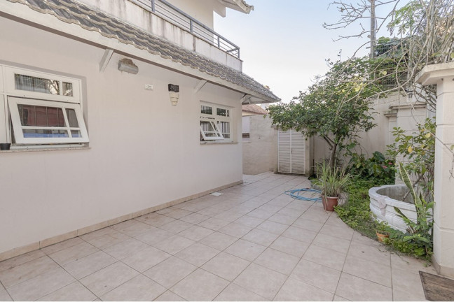 Imagem Casa com 3 Quartos à Venda, 304 m² em Espírito Santo - Porto Alegre Imagem Casa com 3 Quartos à Venda, 304 m² em Espírito Santo - Porto Alegre