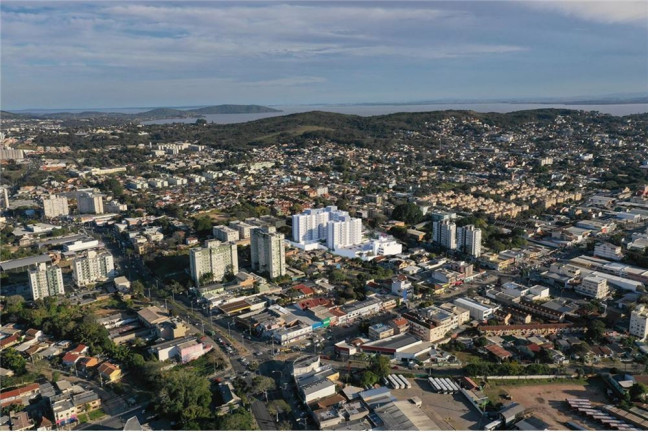 Imagem Imóvel com 2 Quartos à Venda, 55 m² em Camaquã - Porto Alegre Imagem Imóvel com 2 Quartos à Venda, 55 m² em Camaquã - Porto Alegre
