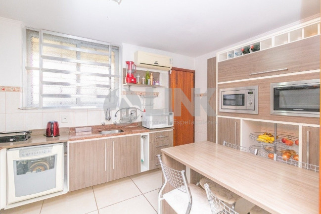 Imagem Casa com 3 Quartos à Venda, 234 m² em Petrópolis - Porto Alegre Imagem Casa com 3 Quartos à Venda, 234 m² em Petrópolis - Porto Alegre