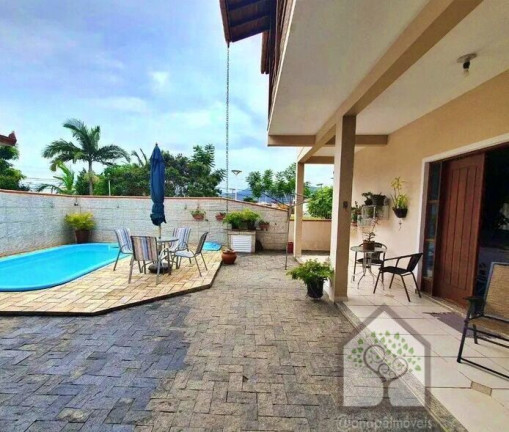 Casa com 4 Quartos à Venda, 370 m² em Carianos - Florianópolis