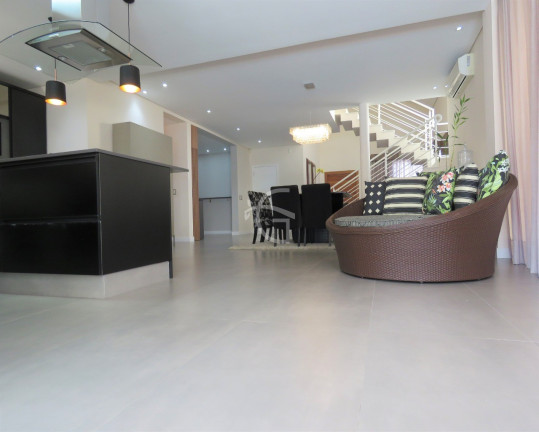 Imagem Casa com 3 Quartos à Venda, 300 m² em Anita Garibaldi - Joinville Imagem Casa com 3 Quartos à Venda, 300 m² em Anita Garibaldi - Joinville