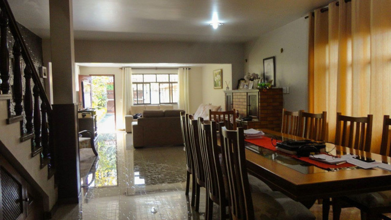 Imagem Casa com 4 Quartos à Venda, 350 m² em Várzea - Teresópolis Imagem Casa com 4 Quartos à Venda, 350 m² em Várzea - Teresópolis