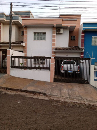 Sobrado com 3 Quartos à Venda,  em Jardim Bandeirantes - Arapongas