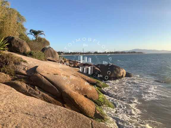 Terreno à Venda, 1.800 m² em Daniela - Florianópolis
