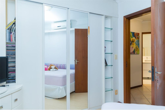 Imagem Casa com 3 Quartos à Venda, em Cavalhada - Porto Alegre Imagem Casa com 3 Quartos à Venda, em Cavalhada - Porto Alegre