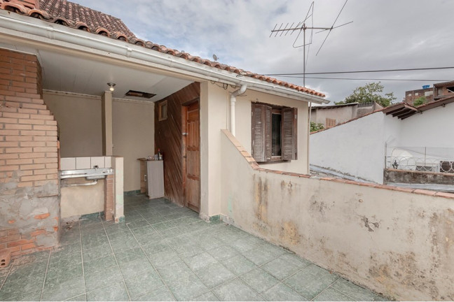 Imagem Casa com 4 Quartos à Venda, 170 m² em Vila Nova - Porto Alegre Imagem Casa com 4 Quartos à Venda, 170 m² em Vila Nova - Porto Alegre