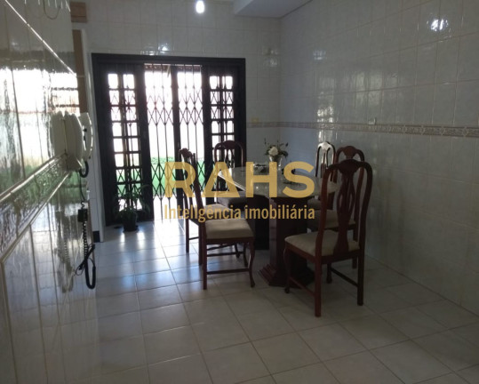 Imagem Casa com 4 Quartos à Venda, 261 m² em América - Joinville