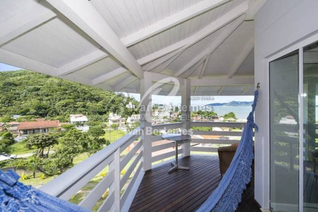 Imagem Casa com 5 Quartos para Temporada, em Zimbros - Bombinhas Imagem Casa com 5 Quartos para Temporada, em Zimbros - Bombinhas