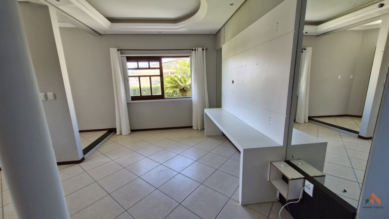 Imagem Casa com 3 Quartos à Venda, 240 m²