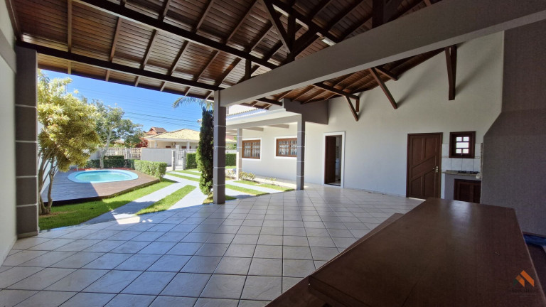 Imagem Casa com 3 Quartos à Venda, 240 m²
