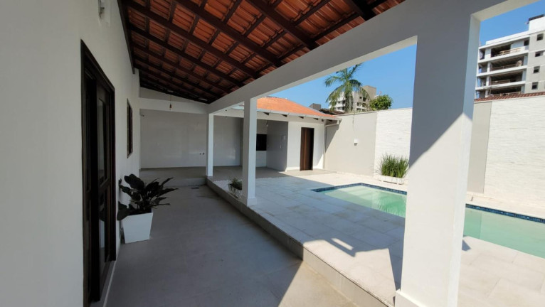 Imagem Casa com 3 Quartos à Venda, 305 m² em América - Joinville