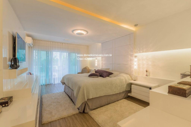 Imagem Casa com 4 Quartos à Venda, 540 m² em Córrego Grande - Florianópolis Imagem Casa com 4 Quartos à Venda, 540 m² em Córrego Grande - Florianópolis