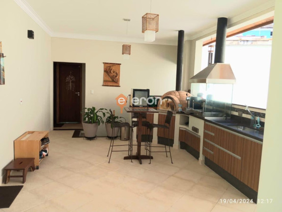 Imagem Casa com 4 Quartos à Venda, 450 m²