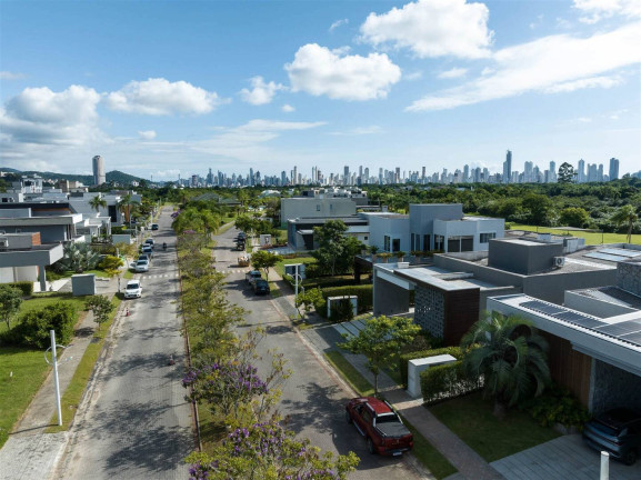 Imagem Casa com 4 Quartos à Venda, 450 m² em Camboriú Imagem Casa com 4 Quartos à Venda, 450 m² em Camboriú