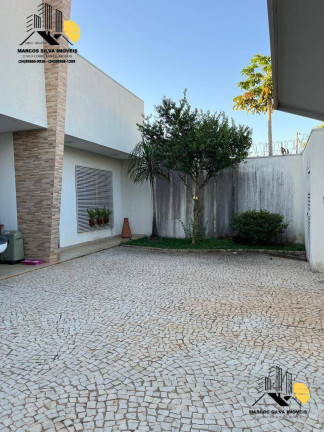 Imagem Casa com 4 Quartos à Venda, 360 m² em Santa Mônica - Uberlândia Imagem Casa com 4 Quartos à Venda, 360 m² em Santa Mônica - Uberlândia