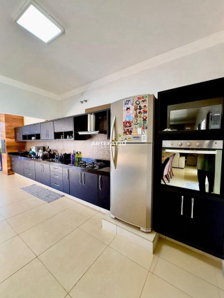 Imagem Casa com 2 Quartos à Venda, 250 m² Imagem Casa com 2 Quartos à Venda, 250 m²
