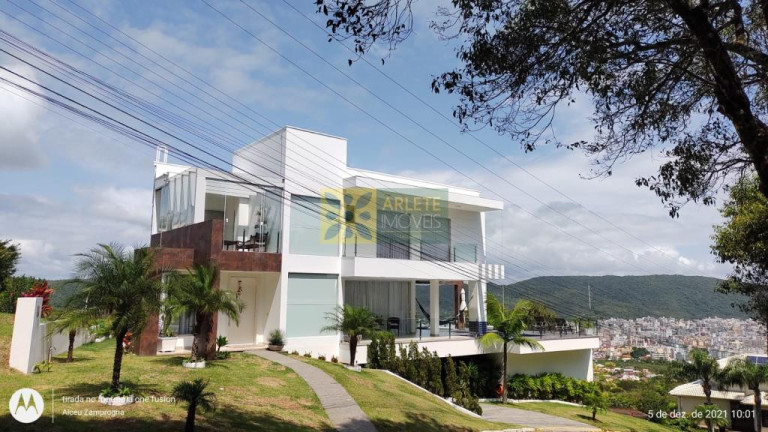 Imagem Casa com 4 Quartos à Venda, 513 m² em Centro - Bombinhas Imagem Casa com 4 Quartos à Venda, 513 m² em Centro - Bombinhas