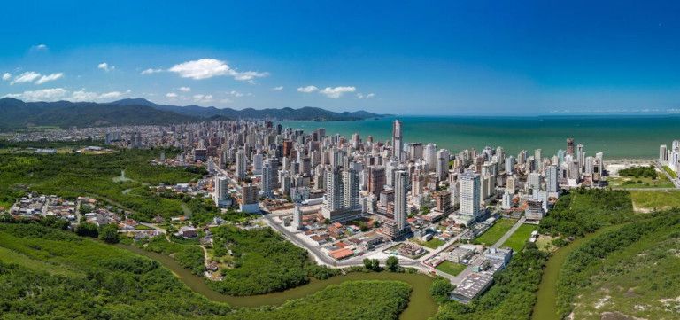 Imagem Imóvel com 4 Quartos à Venda, em Meia Praia - Itapema Imagem Imóvel com 4 Quartos à Venda, em Meia Praia - Itapema