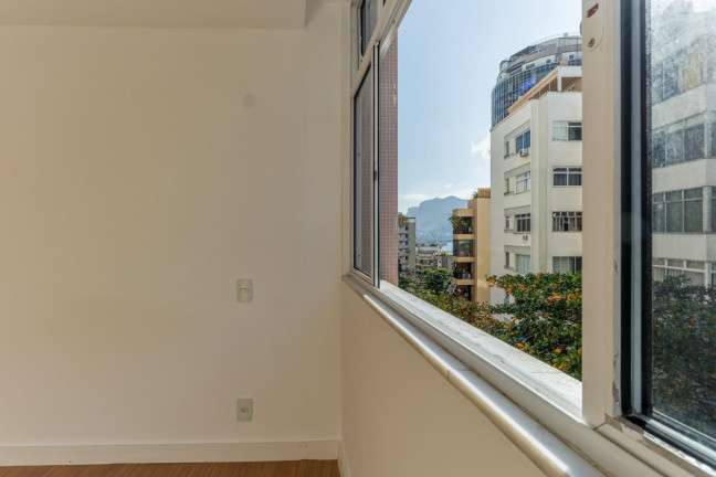 Imagem Apartamento com 2 Quartos à Venda,  em Copacabana - Rio De Janeiro