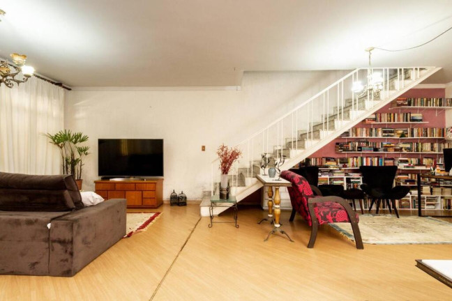 Casa com 3 Quartos à Venda, 232 m² em Mirandópolis - São Paulo