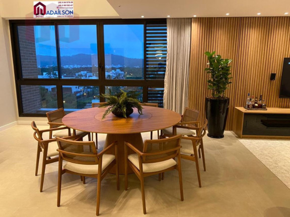 Imagem Imóvel com 3 Quartos à Venda, 234 m²