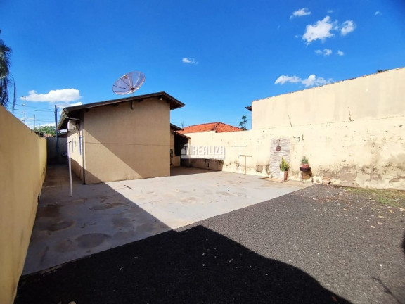 Imagem Casa com 2 Quartos à Venda, 250 m² em Conjunto Chica Ferreira - Uberaba Imagem Casa com 2 Quartos à Venda, 250 m² em Conjunto Chica Ferreira - Uberaba
