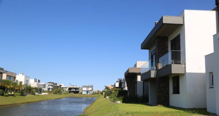Imagem Casa de Condomínio com 4 Quartos à Venda, 250 m² em Parque Antártica - Capão Da Canoa Imagem Casa de Condomínio com 4 Quartos à Venda, 250 m² em Parque Antártica - Capão Da Canoa