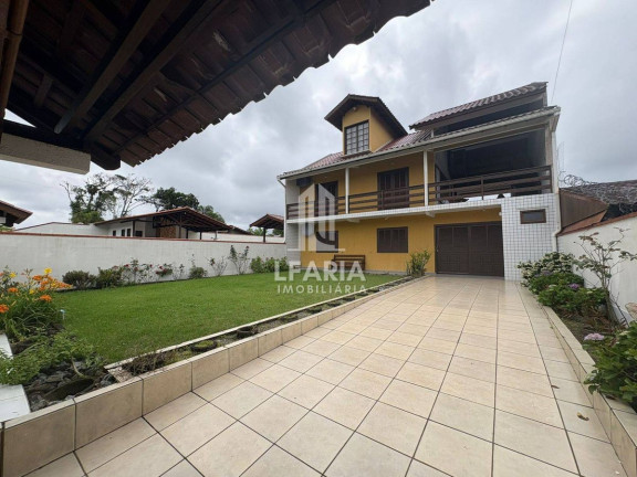Sobrado com 7 Quartos à Venda, 461 m² em Cambiju - Itapoá