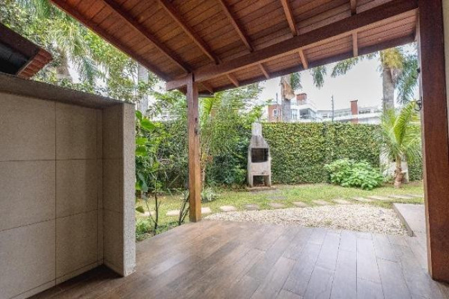 Sobrado com 3 Quartos à Venda, 160 m² em Cachoeira Do Bom Jesus - Florianópolis
