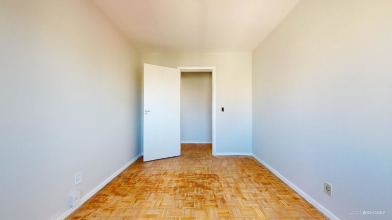 Imagem Imóvel com 2 Quartos à Venda, 74 m² em Menino Deus - Porto Alegre Imagem Imóvel com 2 Quartos à Venda, 74 m² em Menino Deus - Porto Alegre