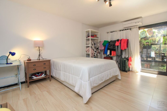 Imagem Casa com 3 Quartos à Venda, 246 m² em Ipanema - Porto Alegre Imagem Casa com 3 Quartos à Venda, 246 m² em Ipanema - Porto Alegre