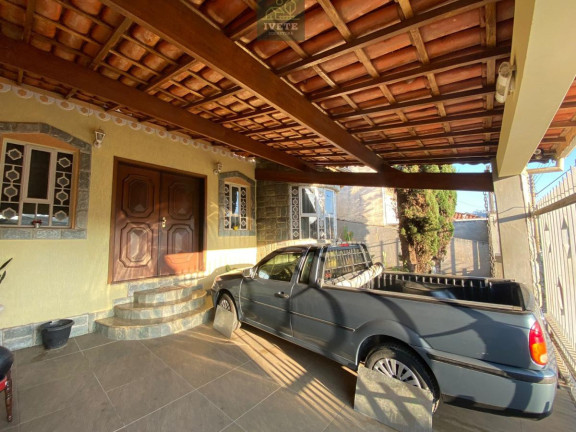 Imagem Casa com 3 Quartos à Venda, 250 m²
