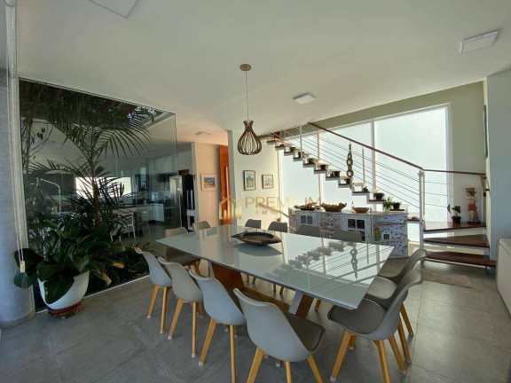 Imagem Sobrado com 3 Quartos à Venda, 252 m² em Cigarras - São Sebastião