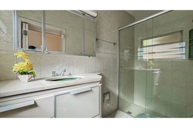 Imagem Casa com 4 Quartos à Venda, 245 m² em Petrópolis - Porto Alegre Imagem Casa com 4 Quartos à Venda, 245 m² em Petrópolis - Porto Alegre