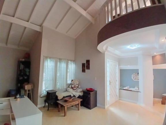 Imagem Casa com 3 Quartos à Venda, 275 m² em Capão Raso - Curitiba Imagem Casa com 3 Quartos à Venda, 275 m² em Capão Raso - Curitiba