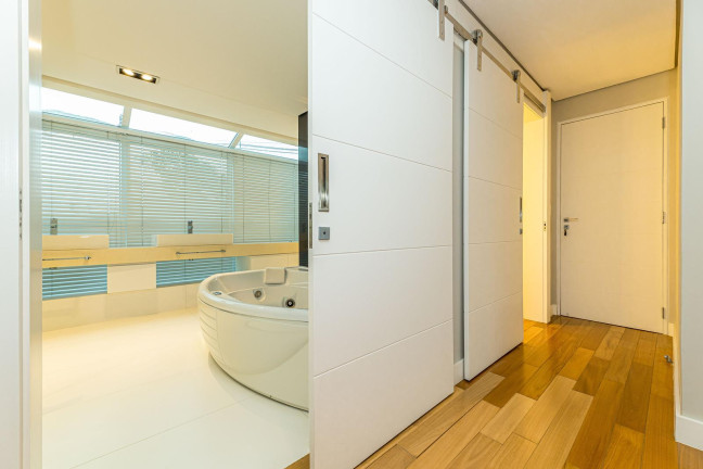 Imagem Casa com 3 Quartos à Venda, 451 m² em Mossunguê - Curitiba Imagem Casa com 3 Quartos à Venda, 451 m² em Mossunguê - Curitiba