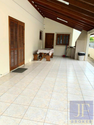 Imagem Casa com 6 Quartos para Temporada, 180 m² em Canasvieiras - Florianópolis Imagem Casa com 6 Quartos para Temporada, 180 m² em Canasvieiras - Florianópolis