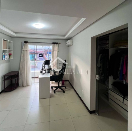 Imagem Casa com 3 Quartos à Venda, 180 m² em Aventureiro - Joinville