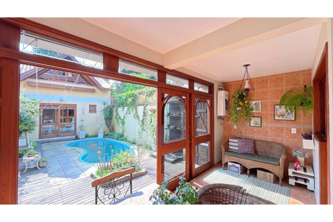Imagem Casa com 5 Quartos à Venda, em Ipanema - Porto Alegre Imagem Casa com 5 Quartos à Venda, em Ipanema - Porto Alegre