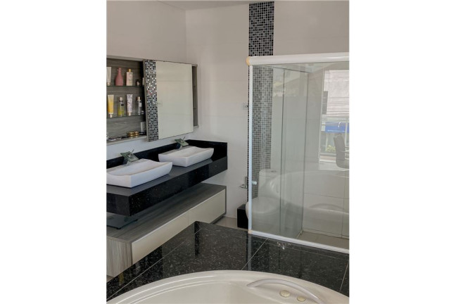 Imagem Casa com 4 Quartos à Venda, em Centro - Balneário Camboriú Imagem Casa com 4 Quartos à Venda, em Centro - Balneário Camboriú