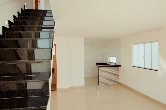 Imagem Casa com 2 Quartos à Venda, 80 m²