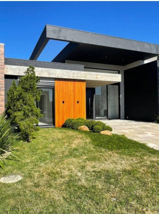 Casa com 4 Quartos à Venda,  em Xangri-lá