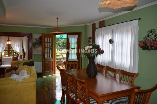 Imagem Casa com 4 Quartos à Venda, 170 m² em Região Da Vila Inglesa - Campos Do Jordão Imagem Casa com 4 Quartos à Venda, 170 m² em Região Da Vila Inglesa - Campos Do Jordão