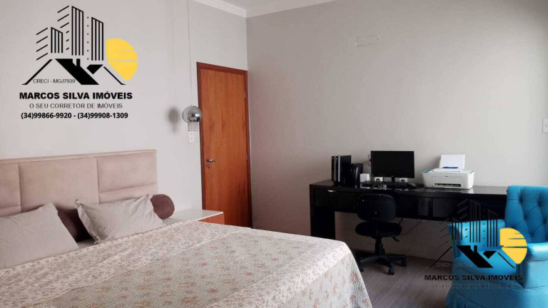 Imagem Casa com 4 Quartos à Venda, 360 m² em Santa Mônica - Uberlândia Imagem Casa com 4 Quartos à Venda, 360 m² em Santa Mônica - Uberlândia